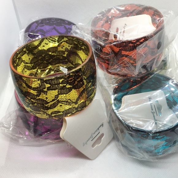 Transparent Flower Bangle Bracelet - Picture 2 of 3